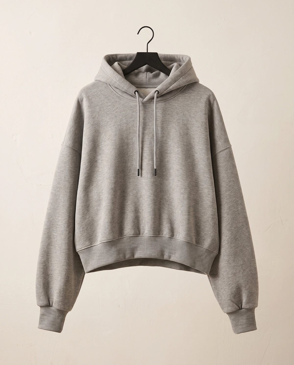 Le Hoodie Cocon — coupe courte, intérieur molletonné