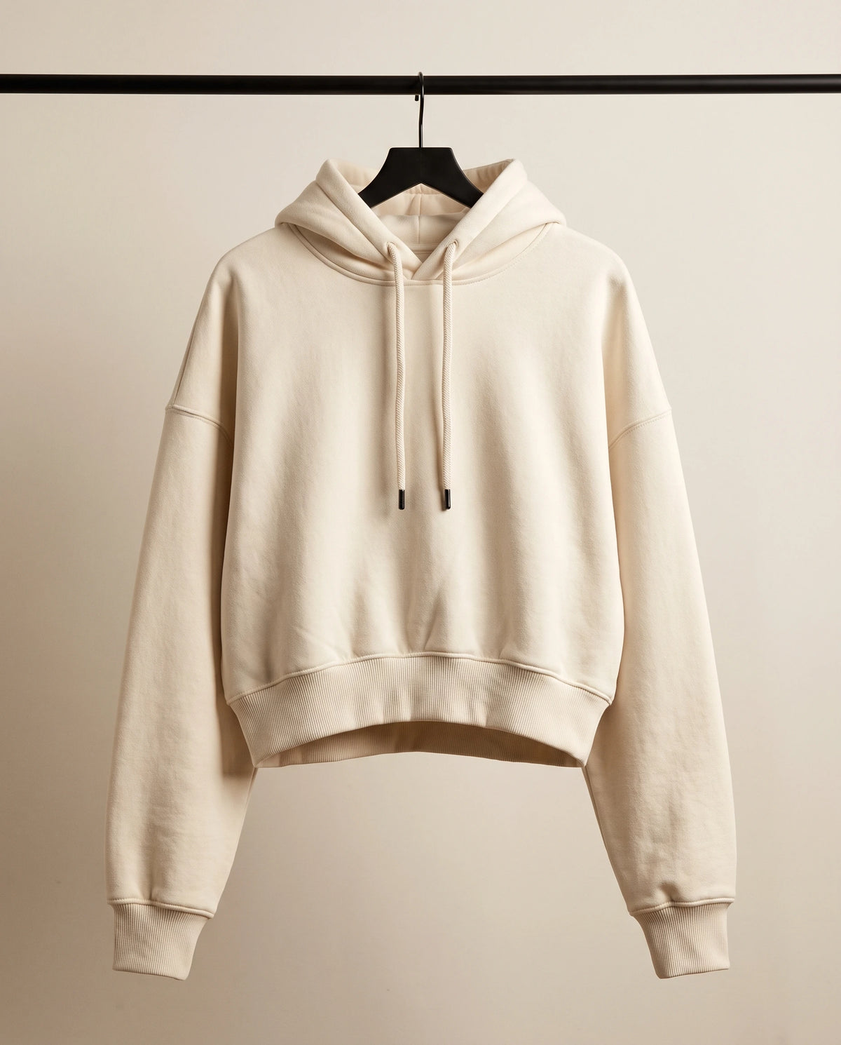 Le Hoodie Cocon — coupe courte, intérieur molletonné