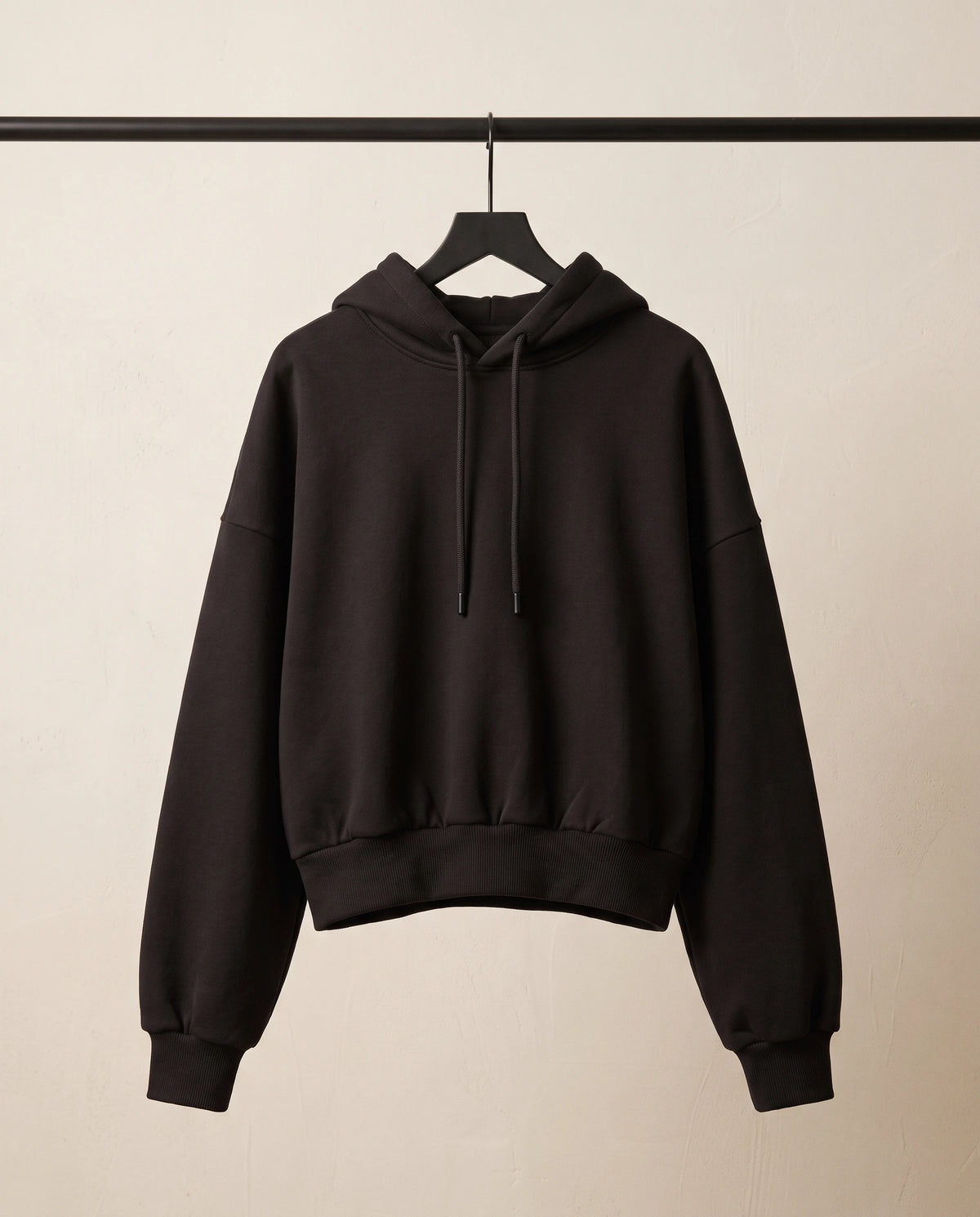 Le Hoodie Cocon — coupe courte, intérieur molletonné